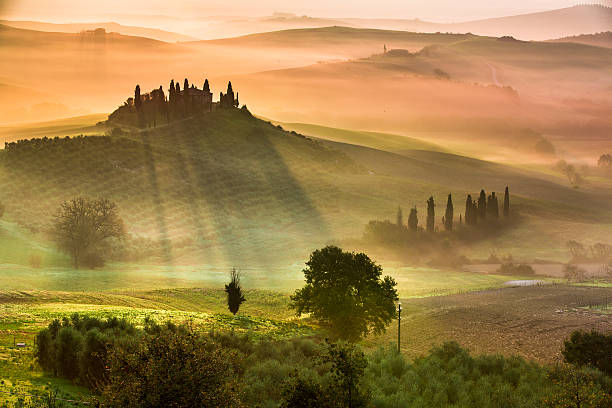 lever du soleil en toscane - pienza tuscany italy landscape photos et images de collection