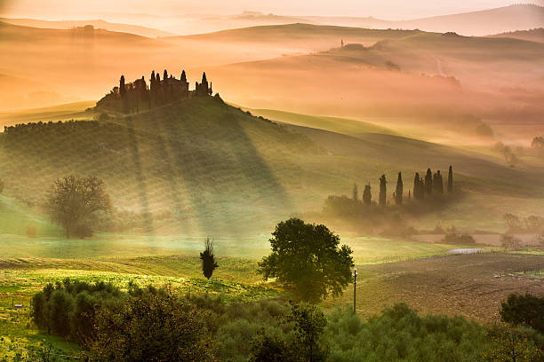 トスカーナの日の出 - siena province tuscany italy fog ストックフォトと画像