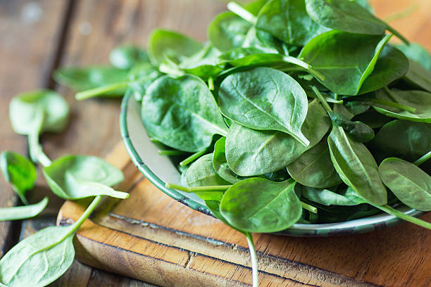 espinaca - vegetal con hoja fotografías e imágenes de stock