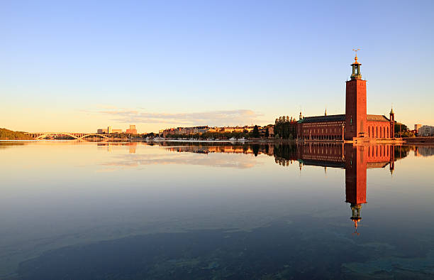 ayuntamiento de estocolmo, con reflejo en el agua - kungsholmen fotografías e imágenes de stock