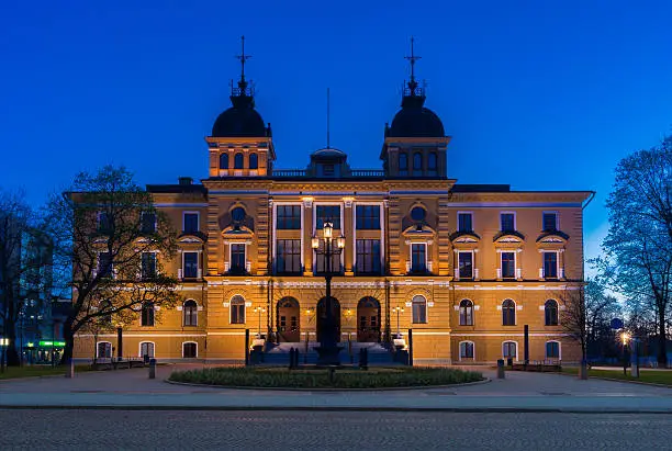 Oulu city hall at night.