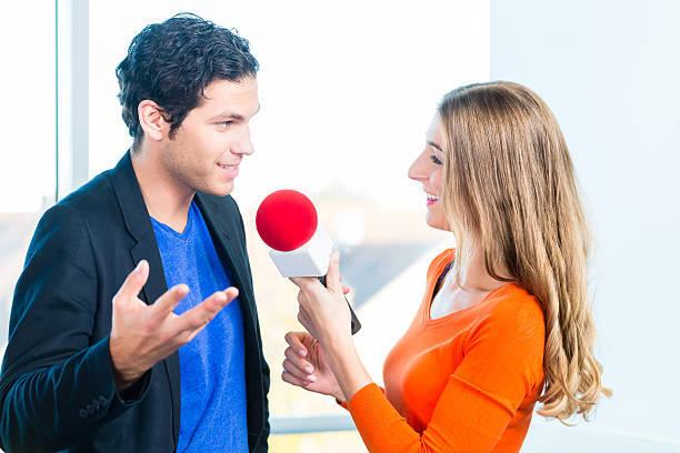 radio host in radiosendern sind mit interview - microphone mid air recording studio radio station stock-fotos und bilder