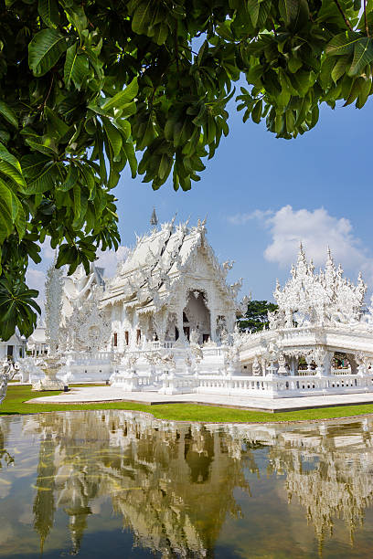 wat rong khun von chiangrai thailand - rong river khun wat thailand stock-fotos und bilder