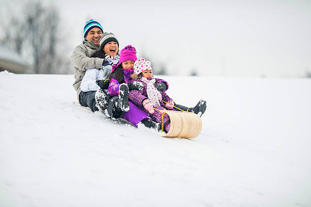 famille heureuse en hiver - child winter snow asian ethnicity photos et images de collection
