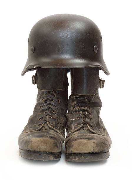 retrô capacete militar e botas. - military boots - fotografias e filmes do acervo
