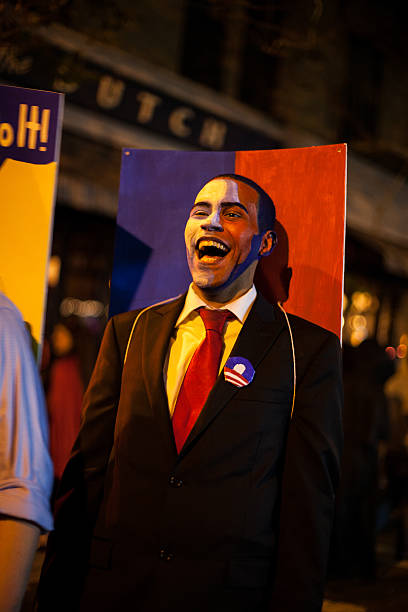 shepard fairey's barack obama hope poster kostüm.  halloween 2014 - shepard fairey stock-fotos und bilder