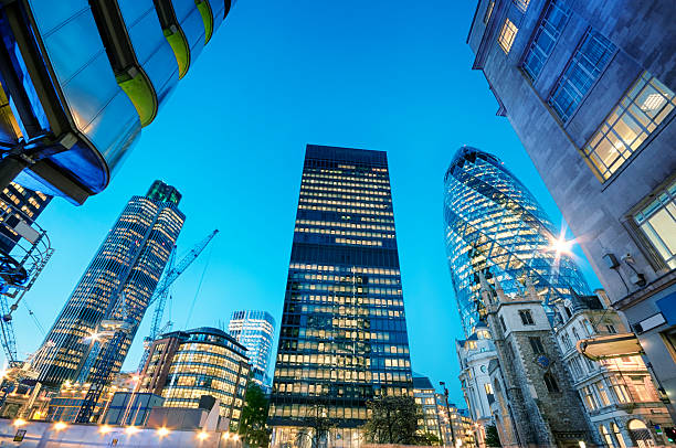 stadt von london in der nacht. - city of london office building construction architecture stock-fotos und bilder
