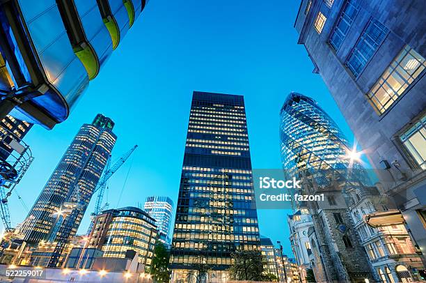 Ciudad De Londres En La Noche Foto de stock y más banco de imágenes de Londres - Inglaterra - Londres - Inglaterra, Pepinillo, Zona financiera
