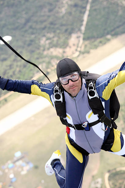 a abrir - parachuting open parachute opening imagens e fotografias de stock