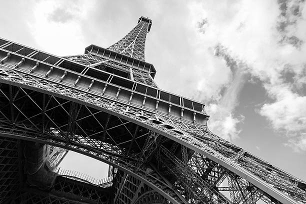 エッフェル塔、パリの人気のランドマーク - eiffel tower black and white paris france construction ストックフォトと画像