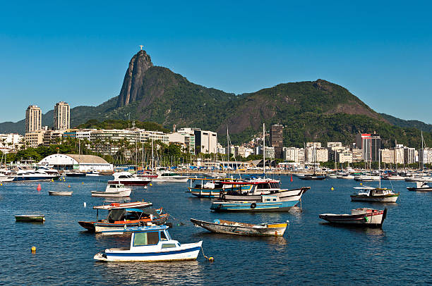 リオデジャネイロにコルコヴァード山とコルコバードのキリスト像 - downtown district brazil rio de janeiro clear sky ストックフォトと画像