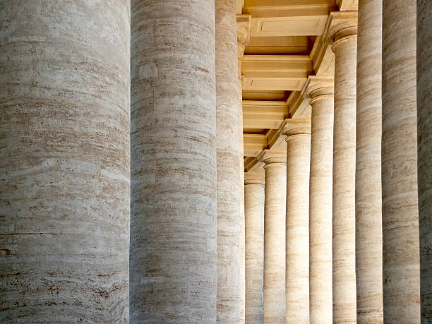 i pilastri di st peters piazza, roma, italia - st peters square foto e immagini stock