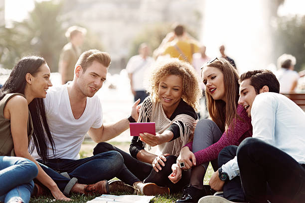 istock Group of young tourists in front of Sultanhamet 522261851