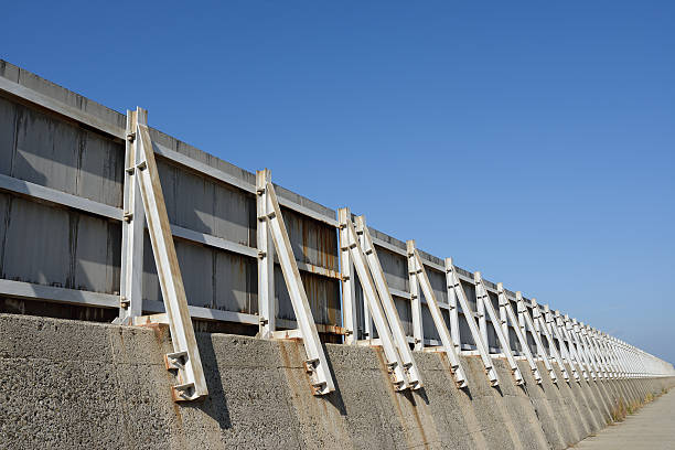frangiflutti seawall - sea defence concrete foto e immagini stock