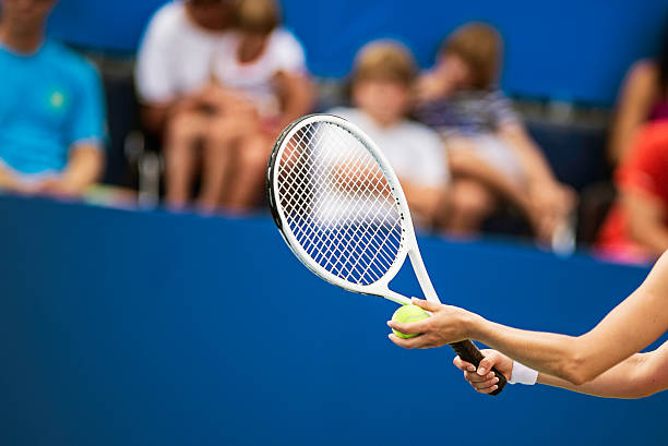 manos de mujer jugador de tenis profesional para servir - tennis serving female playing fotografías e imágenes de stock