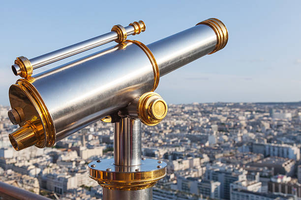 teleskop zamocowany na poręcze z wieży eiffla w paryżu - looking through window lens tourist image zdjęcia i obrazy z banku zdjęć