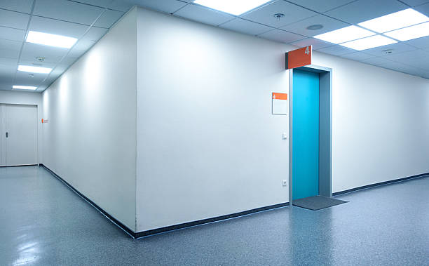 vacío blanco hospital corredor con azul de puerta - corridor entrance hall door wall fotografías e imágenes de stock