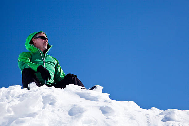 relaxant dans le soleil d'hiver - apres ski snow mountain loneliness photos et images de collection