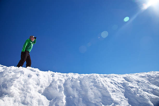 relaxant dans le soleil d'hiver - apres ski snow mountain loneliness photos et images de collection