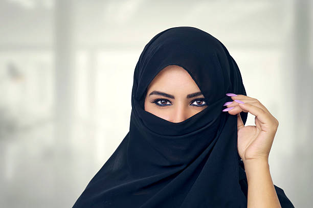 아름다운 소녀 얼굴용 베일을 쓰거나 부르카라는 얼굴용 베일을 착용합니다 클로즈업 입고 - nikab veil islam arabia 뉴스 사진 이미지