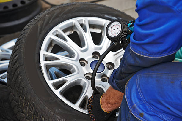 車ホイール tyre 気圧チェック - tire car built structure surrogate ストックフォトと画像