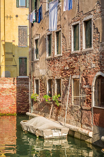 istock Old style house on a canal in Venice 522298649