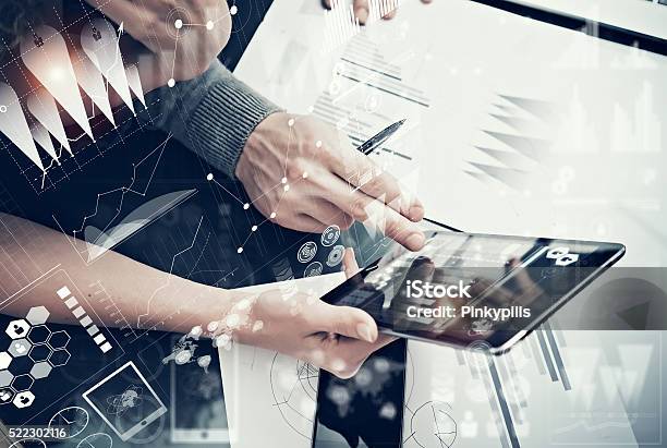 Foto Weibliche Hand Hält Einen Modernen Tablette Und Mann Berühren Bildschirm Stockfoto und mehr Bilder von Analysieren