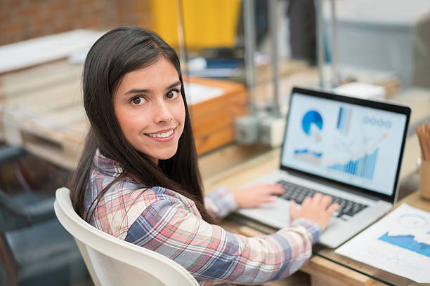 istock Casual woman working online at the office 522303350