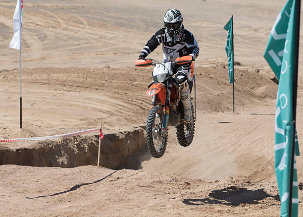 sur la route motocross en compétition dans un désert rallye - tire track egypt track africa photos et images de collection