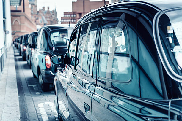 londres negro cab en una línea - black cab fotografías e imágenes de stock