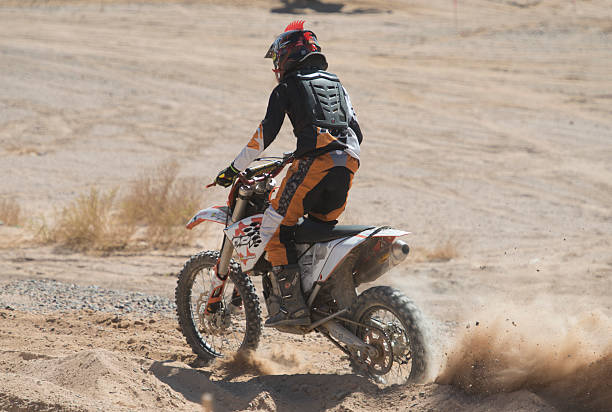 sur la route motocross en compétition dans un désert rallye - tire track egypt track africa photos et images de collection