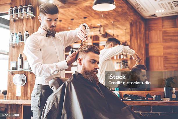 Photo libre de droit de Tout Doit Être Parfait banque d'images et plus d'images libres de droit de Barbier - Salon de coiffure - Barbier - Salon de coiffure, Barbier - Coiffeur, Hommes