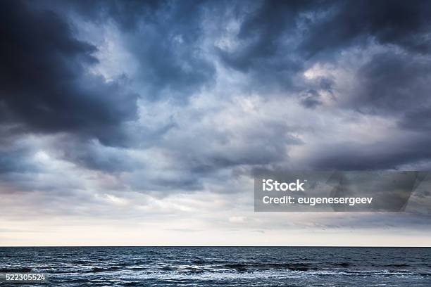 Photo libre de droit de Dramatique Ciel Nuageux Sombre Orageux Sur La Mer banque d'images et plus d'images libres de droit de Ciel - Ciel, Ciel couvert, Ciel orageux