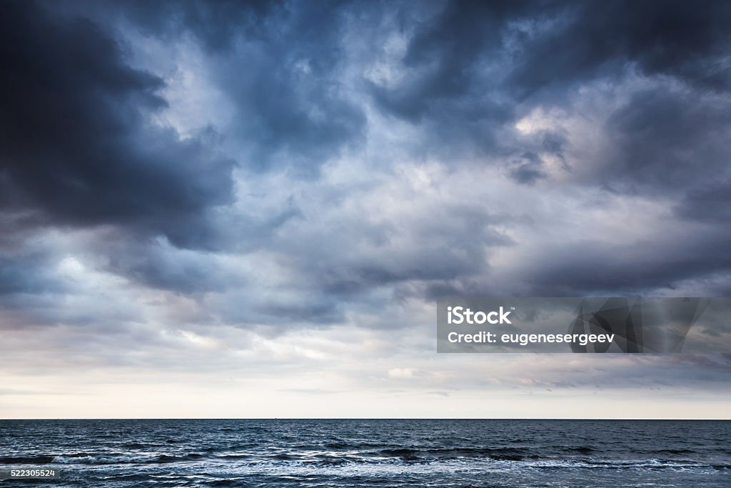 Drammatico cielo nuvoloso scuro di pioggia sul mare - Foto stock royalty-free di Cielo