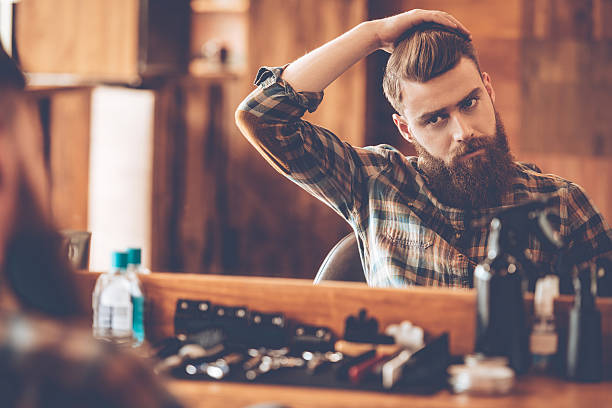 temps pour la nouvelle coupe de cheveux. - one man only human age mustache beard photos et images de collection