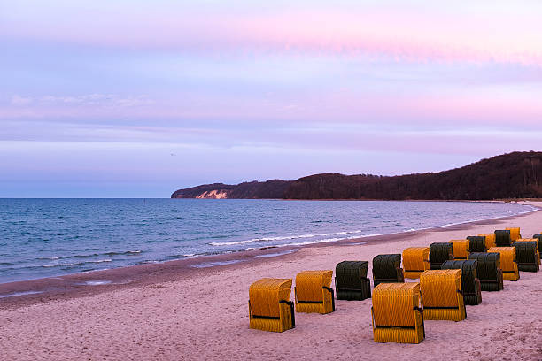 cadeiras de praia em binz, rügen ilha, alemanha - binz imagens e fotografias de stock