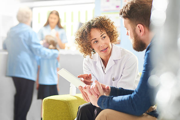 medicamento aconselhamento junto do seu médico ou farmacêutico - modern medicine imagens e fotografias de stock