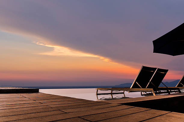 luksusowy basen bez krawędzi z solarium i tarasem - sunset beach sky heat zdjęcia i obrazy z banku zdjęć