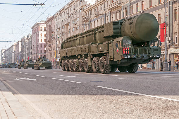 rs - 24 yars (ss — 27) межконтинентальных баллистических ракет на параде - прежний советский союз стоковые фото и изображения