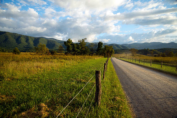 istock Road in Cades Cove, Tennessee 522311355