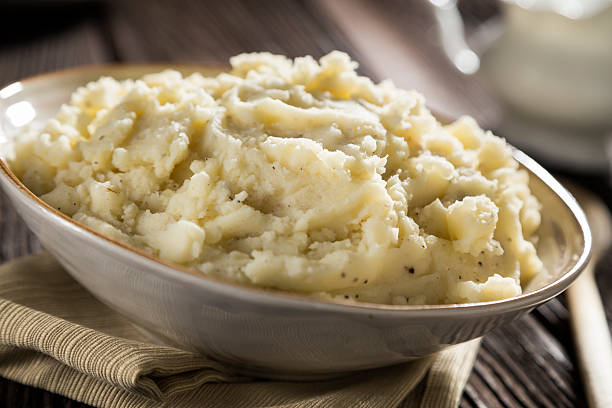 tłuczone ziemniaki na rustykalne tabela - mashed potatos zdjęcia i obrazy z banku zdjęć