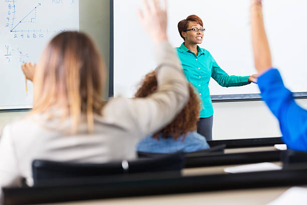 college-professor fragen oder high-school-schüler, die frage beantworten - speech talking teenager student stock-fotos und bilder