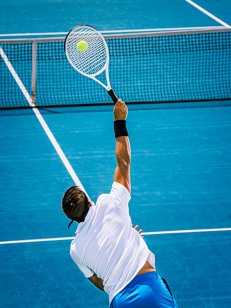 tenista profesional sirve - tennis serving female playing fotografías e imágenes de stock