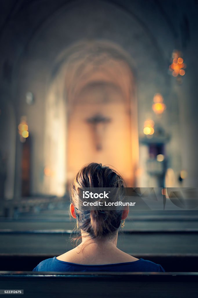 Frau, die ein christian church - Lizenzfrei Kirche Stock-Foto