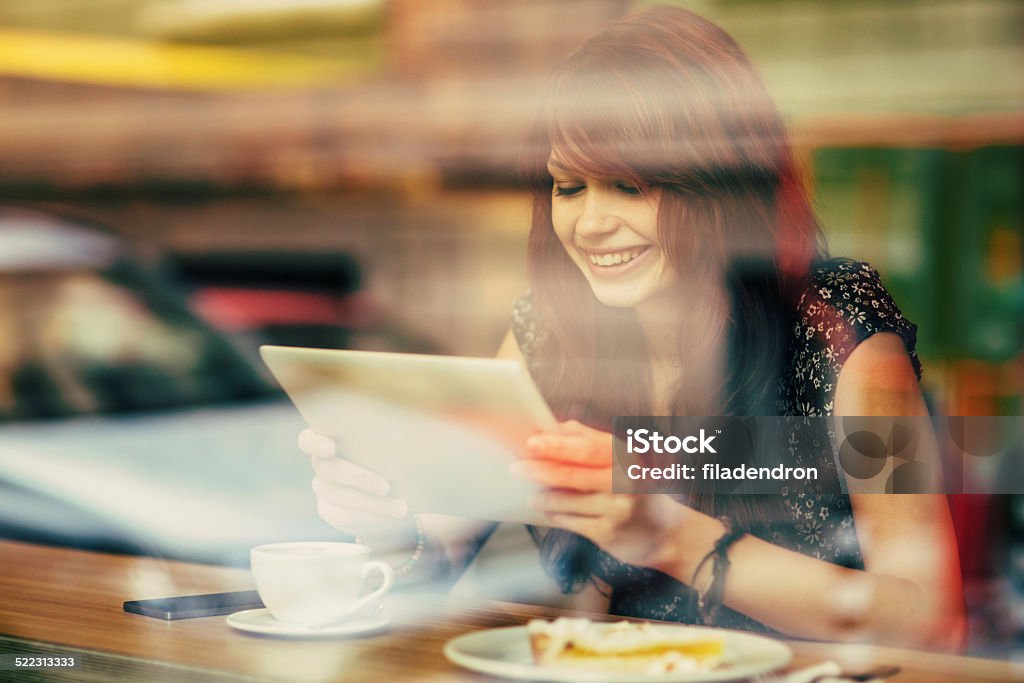 Mit einem tablet im Café - Lizenzfrei 20-24 Jahre Stock-Foto