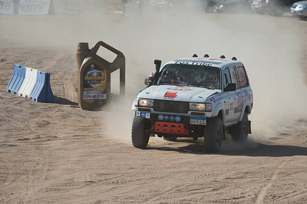 camion sur la route du désert, participant à un rassemblement - tire track egypt track africa photos et images de collection