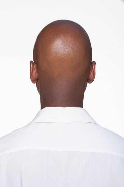 joven negro detrás de la cabeza - completely bald fotografías e imágenes de stock