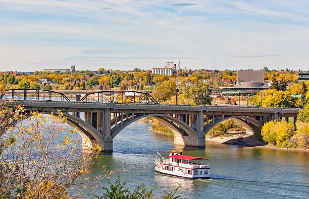 남왕 사스케체완 강 브룩할로우 정정당당 및 리버보트 - south saskatchewan river 뉴스 사진 이미지