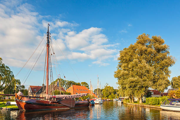 antigua embarcación en dutch village heeg, frisia - friesland fotografías e imágenes de stock