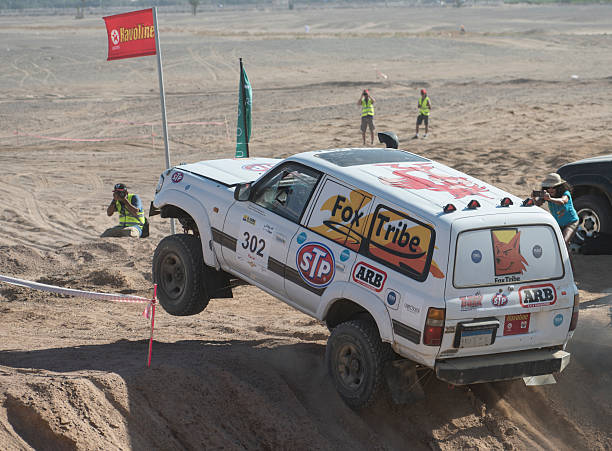 camion sur la route du désert, participant à un rassemblement - tire track egypt track africa photos et images de collection